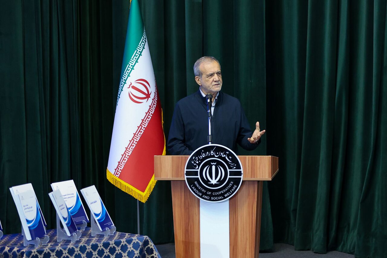 پزشکیان: خدمات درمانی به شکل نابرابر ارائه می‌شود/ اقدامات موجود در کشور در سخن عدالت محور اما در عمل غیرعادلانه است/ مکانیسم‌های پرداخت و پاداش بر مبنای عملکرد باشد